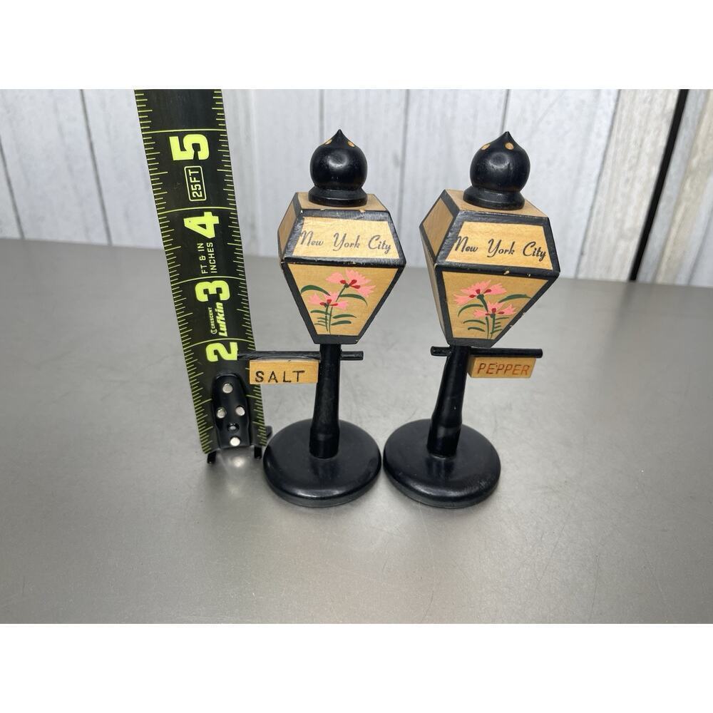 Vintage Souvenir New York City Light Pole Post Salt Pepper Shakers Japan - Picture 5 of 6